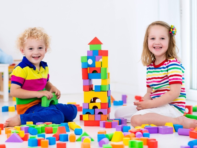 Παιδιά παίζουν με χρωματιστά τουβλάκια