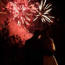 Ζευγάρι μπροστά σε πυροτεχνήματα γάμου